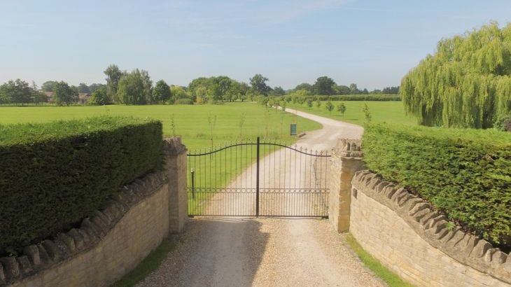 The Cotswold Manor Grange, Exclusive Hot-Tub, Games Barn, 70 acres of Parkland - Photo 5