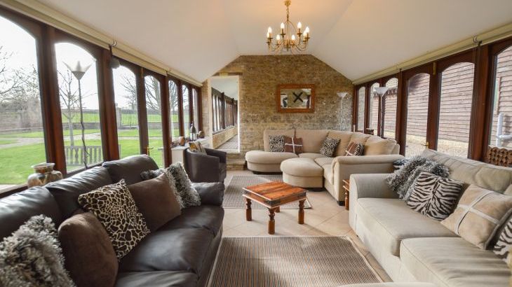 The Cotswold Manor Grange, Exclusive Hot-Tub, Games Barn, 70 acres of Parkland - Photo 3