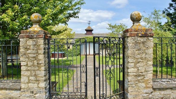 The Cotswold Manor Grange, Exclusive Hot-Tub, Games Barn, 70 acres of Parkland - Photo 16