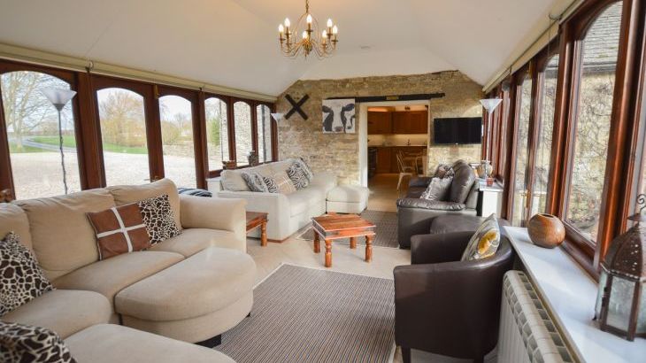 The Cotswold Manor Grange, Exclusive Hot-Tub, Games Barn, 70 acres of Parkland - Photo 10