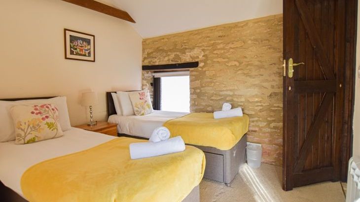 The Cotswold Manor Grange, Exclusive Hot-Tub, Games Barn, 70 acres of Parkland - Photo 14