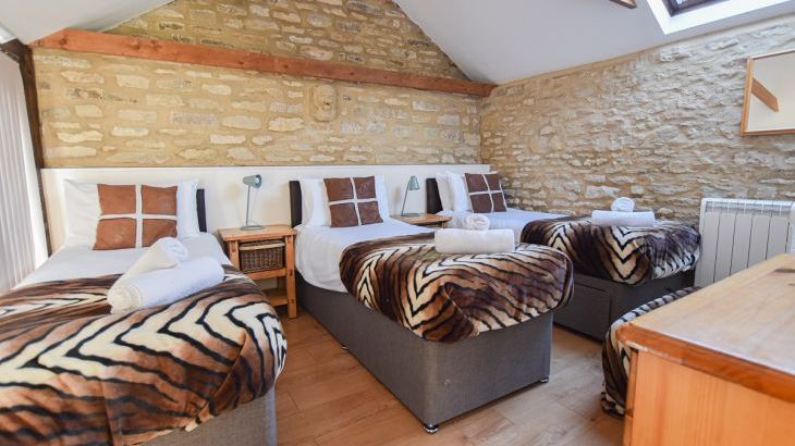 The Cotswold Manor Grange, Exclusive Hot-Tub, Games Barn, 70 acres of Parkland - Photo 8
