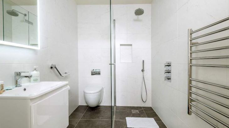 Sleeps 10, Gold Award Winning House, M1 rated, ideal for all generations with downstairs bedroom and wet room - Photo 29