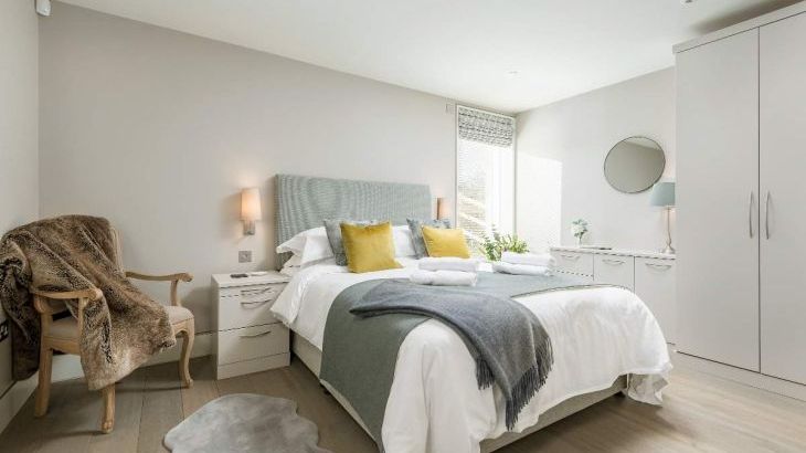 Sleeps 10, Gold Award Winning House, M1 rated, ideal for all generations with downstairs bedroom and wet room - Photo 32