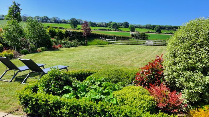 Sleeps 10, Gold Award Winning House, M1 rated, ideal for all generations with downstairs bedroom and wet room - Photo 35