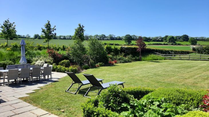 Sleeps 10, Gold Award Winning House, M1 rated, ideal for all generations with downstairs bedroom and wet room - Photo 36