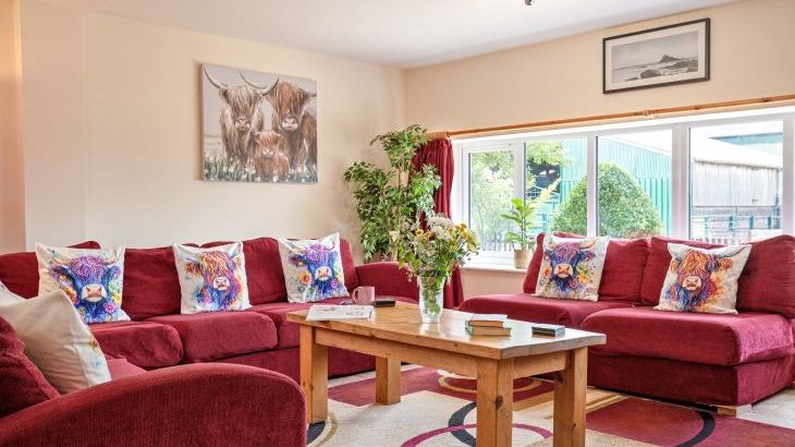 James's Parlour with exclusive use of shared Indoor Swimming Pool, Sports Court & Play Area - Photo 2