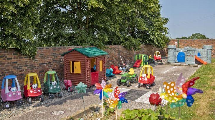 Buttercups & Hayloft Sleeps & Dines 16 with Pool, Sports Court & Play Area - Photo 7