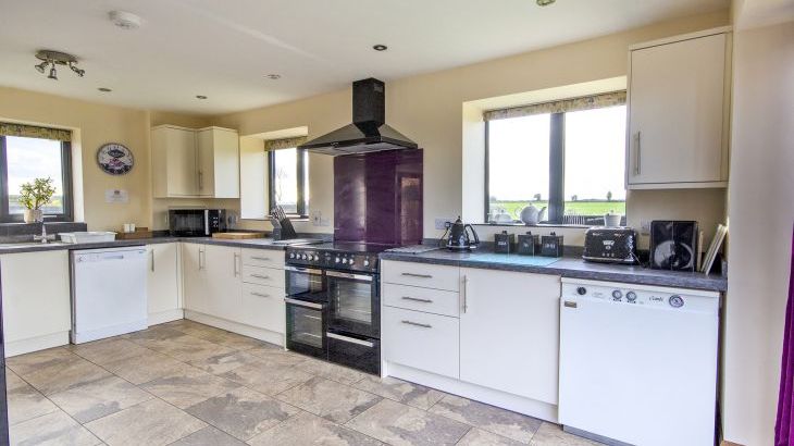Buttercups & Hayloft Sleeps & Dines 16 with Pool, Sports Court & Play Area - Photo 6