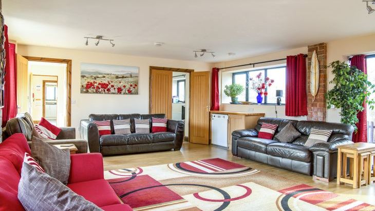 Buttercups & Hayloft Sleeps & Dines 16 with Pool, Sports Court & Play Area - Photo 5