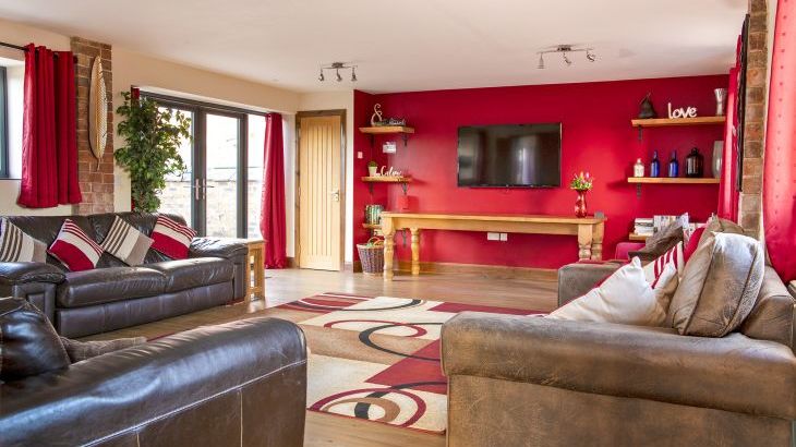 Buttercups & Hayloft Sleeps & Dines 16 with Pool, Sports Court & Play Area - Photo 3
