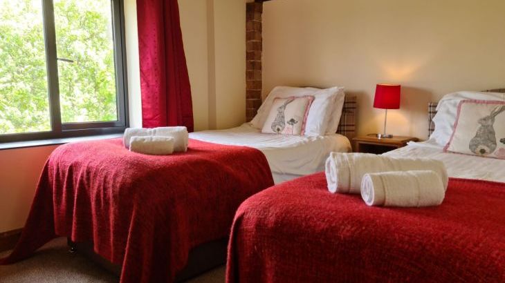 Buttercups & Hayloft Sleeps & Dines 16 with Pool, Sports Court & Play Area - Photo 14