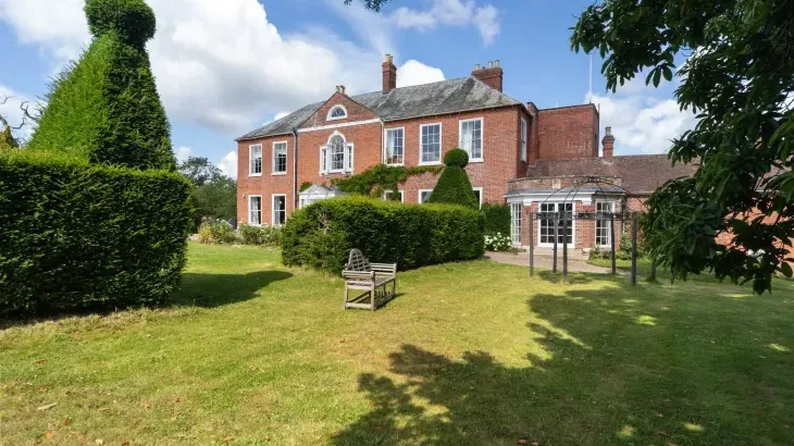 Barton Court - Photo 1