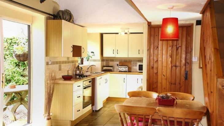 Rafters, 2 bedrooms, sleeps 4, level enclosed garden, dog friendly - Photo 2