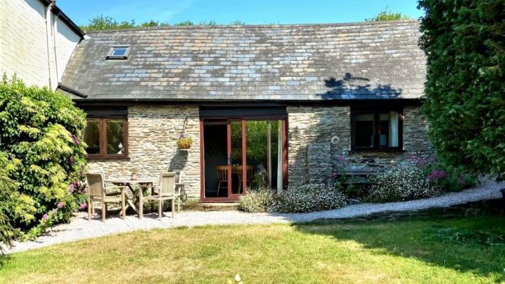 Rafters, 2 bedrooms, sleeps 4, level enclosed garden, dog friendly - Main Photo