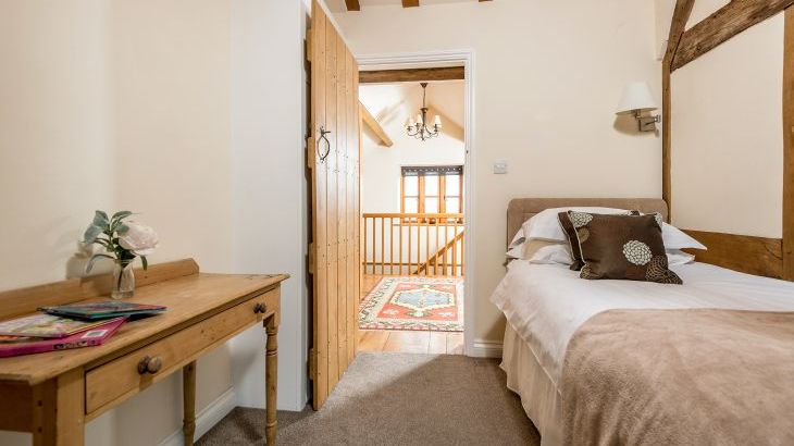 Sleeps 7+1, 5* Gold, Lovely clean Cottage in rural location with shared games room  - Photo 8