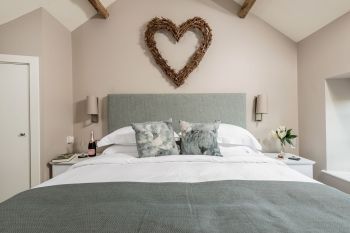 Sleeps 2, Romantic, Modern, Luxurious Cottage with garden, WiFi and Amazing Views, Herefordshire