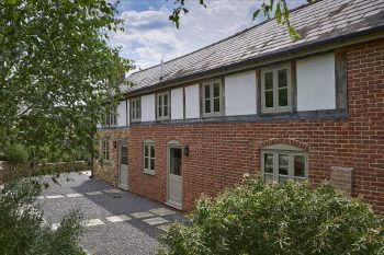 Sleeps 7+1, 5* Gold, Lovely clean Cottage in rural location with shared games room , Herefordshire