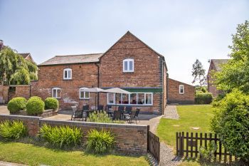 James's Parlour with exclusive use of shared Indoor Swimming Pool, Sports Court & Play Area, Shropshire, England