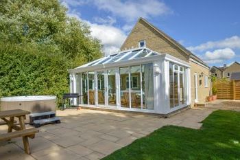 The Cotswold Manor Vineyard, Exclusive Hot-Tub, Games/Event Barns, 70 acres of Parkland, Oxfordshire, England